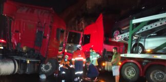 Acidente interdita BR-381 e deixa caminhoneiro ferido