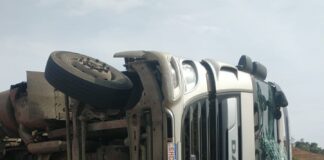 Acidente na BR-381 deixa motorista ferido em curva perigosa próximo ao corte de pedras