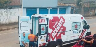 Adolescente sofre queda em praça enquanto brincava ao voltar da escola