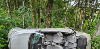 Carro cai em ribanceira na BR-381 e deixa 5 feridos; vítima sobe barranco para pedir socorro