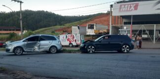 Colisão entre dois carros deixa três pessoas feridas na avenida Armando Fajardo