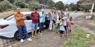 Moradores protestam em frente a casa de Dr Laércio