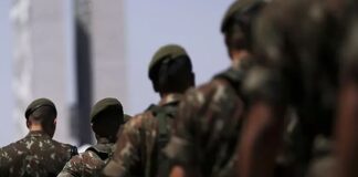 Brasileiros confiam mais em igrejas e Exército do que em políticos, diz pesquisa