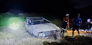 Motorista é resgatado após carro cair em ribanceira de 20m