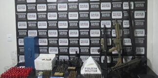 PM apreende arsenal com fuzis e quase mil munições em Ponte Nova