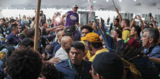 Manifestantes confrontam segurança para entrar em área restrita da COP30