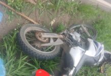 Desvio contra árvore caída em estrada provoca colisão entre carro e moto na MG-123