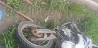 Desvio contra árvore caída em estrada provoca colisão entre carro e moto na MG-123