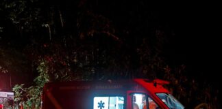 Carro capota e deixa três feridos no bairro Jacuí