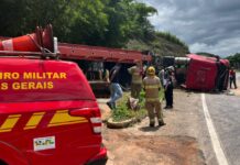 Carreta tomba sobre carro e mata servidora de São Domingos do Prata