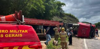 Carreta tomba sobre carro e mata servidora de São Domingos do Prata