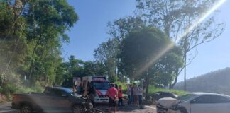 Colisão frontal deixa um ferido no trevo de acesso ao bairro Jacuí, na MG-123