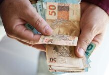 Projeção do salário mínimo para 2026 apresenta queda de R$4