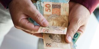 Projeção do salário mínimo para 2026 apresenta queda de R$4