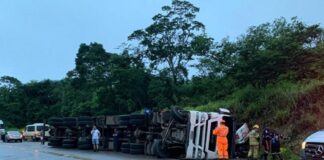 Caminhão de cerveja tomba após colisão com caminhonete na MG-129, em Itabira