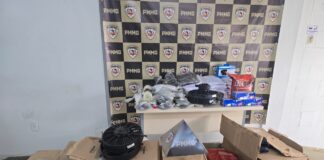 Tráfico em construção abandonada termina com apreensão de drogas e dezenas de objetos suspeitos