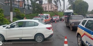 Motorista coxila ao volante e carro atinge poste no trevo do Cruzeiro Celeste