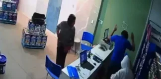Homens armados rendem funcionário e roubam loja no Centro de Santa Bárbara