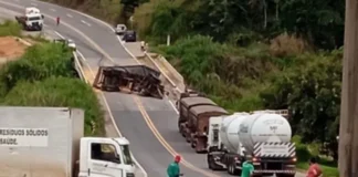 Acidente interdita BR-262 na Serra do Macuco após carreta tombar com carga de milho