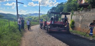 Prefeitura de João Monlevade inicia asfaltamento na principal via do bairro Nova Cachoeirinha