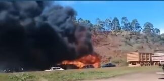 Ônibus de turismo pega fogo e interdita Rodovia Fernão Dias, em Igarapé
