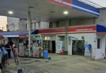 Carro atinge bomba de combustível; padre e jovem de 21 anos são conduzidos à delegacia em MG