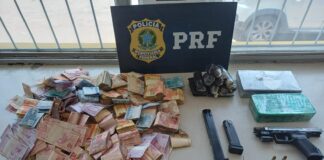 PRF apreende drogas, arma de uso restrito e mais de R$ 69 mil em dinheiro na BR-262