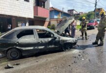 Veículo é destruído por incêndio na Rua Alemanha, em João Monlevade