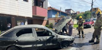 Veículo é destruído por incêndio na Rua Alemanha, em João Monlevade