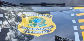 PRF prende dois homens e apreende revólver escondido em painel de carro na BR-262, em Rio Casca
