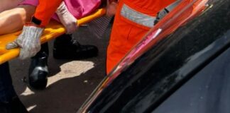Carro tomba após bater em carreta e atingir poste emJoão Monlevade
