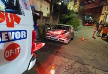 Mulher fica ferida após carro descer rua e bater contra muro no José Elói