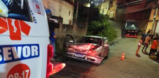 Mulher fica ferida após carro descer rua e bater contra muro no José Elói