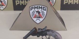 Suspeito de ameaçar os pais é preso por posse ilegal de arma de fogo