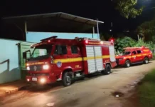 Casa vazia pega fogo e vizinhos se juntam para conter as chamas, em Monlevade