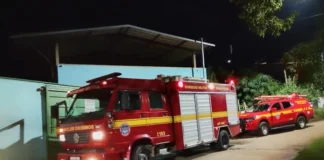 Casa vazia pega fogo e vizinhos se juntam para conter as chamas, em Monlevade