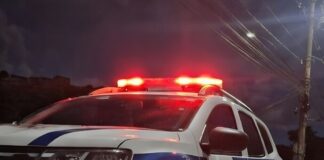 Suspeito descumpre medida protetiva, agride mulher e resiste à prisão