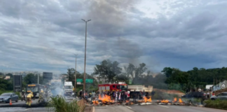 Manifestação no Anel Rodoviário de BH deixa trânsito caótico nesta terça