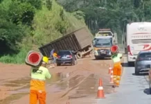Queda de barreira na BR-381 provoca retenções no Vale do Aço após fortes chuvas
