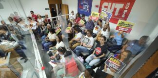 Em greve, servidores da educação cobram 41,83% de recomposição em Minas