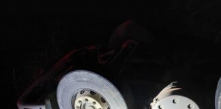 Caminhão carregado de argamassa capota e motorista é resgatado após mais de 5 horas preso às ferragens