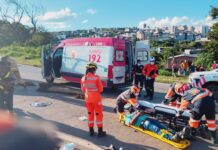 Colisão entre dois carros e moto deixa feridos na BR-381, em João Monlevade, neste domingo