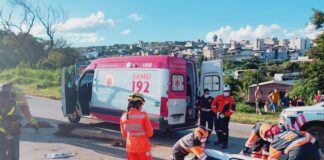 Colisão entre dois carros e moto deixa feridos na BR-381, em João Monlevade, neste domingo