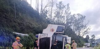 Carreta com carga de pneus tomba na BR-262 e motorista fica preso às ferragens em João Monlevade