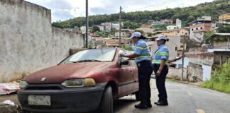Settran fiscaliza veículos abandonados nas ruas de João Monlevade