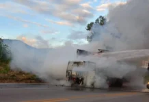 Caminhão pega fogo na BR-381 em Ravena e interdição parcial causa lentidão nesta terça-feira Caminhão pega fogo na BR-381 em Ravena