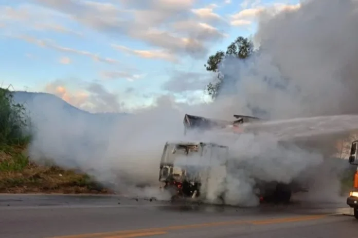 Caminhão pega fogo na BR-381 em Ravena