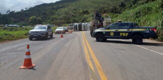 Carreta tomba na BR-381 em Caeté