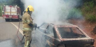 Pane causa incêndio e destrói carro em rodovia de Rio Piracicaba