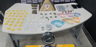 Polícia apreende drogas, prensa e caderno do tráfico em apartamento de Itabira
